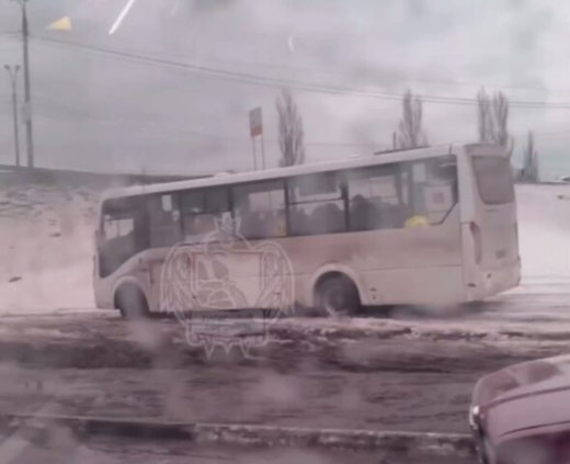 Автобус попытался объехать пробку в Воронеже и застрял в снегу на обочине: видео