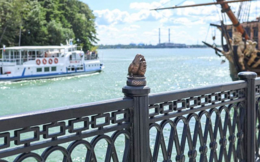 Скульптуру «Ворон и еж» установили на Петровской набережной в Воронеже