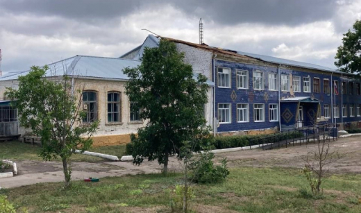 Ветер сорвал крышу со школы в Воронежской области