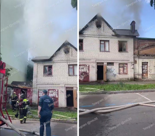 Двухэтажный дом загорелся в Воронеже