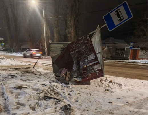 Водитель снёс остановочный павильон в Воронеже и уехал