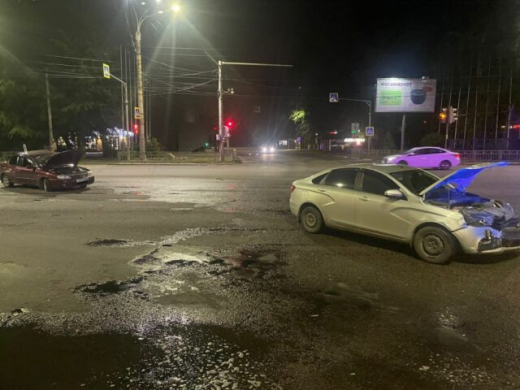 Проезд на красный свет привёл к ДТП с четырьмя пострадавшими в Воронеже