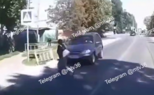 Момент наезда на женщину-пешехода попал на видео в Воронеже