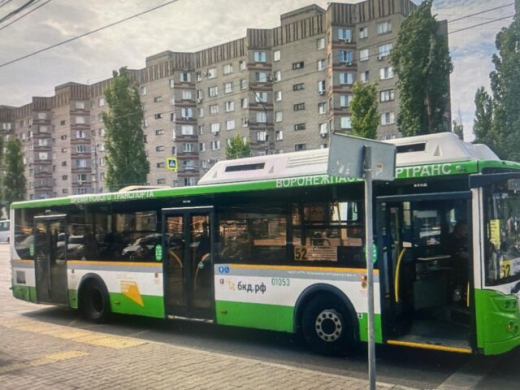 В Воронеже опубликовали видео из салона автобуса, где упала коляска с 4-летним мальчиком