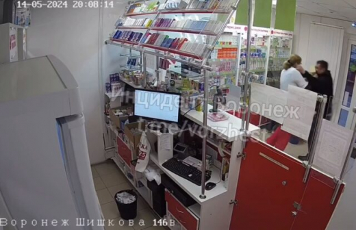Неадекватный мужчина напал на сотрудниц аптеки в Воронеже