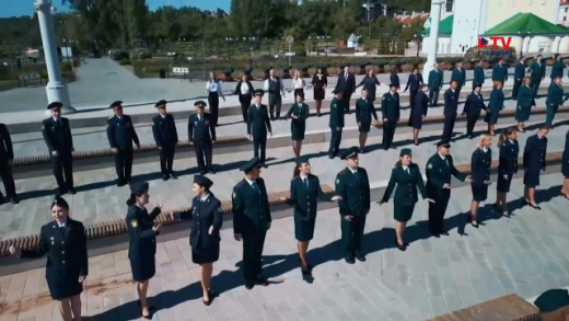 Более сотни госслужащих спели «Катюшу» в самых красивых местах Воронежа