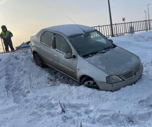 Легковушка съехала с дороги возле Остужевского кольца в Воронеже