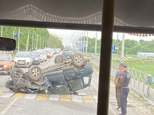 Водитель отвлёкся на телефон и перевернулся на трассе под Воронежем