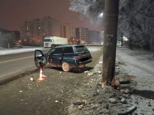 Потерявшая управление легковушка врезалась в столб в Воронеже