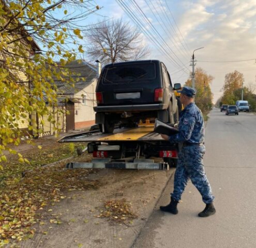 Воронежец заперся в машине на семь часов, чтобы её не арестовали судебные приставы