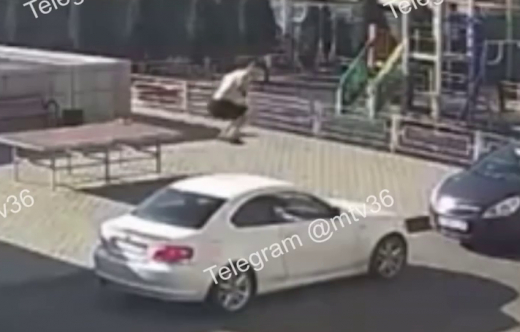 Неадекватный воронежец прыгал по чужим авто и попал на видео