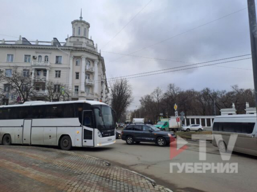 Центр Воронежа встал в пробке из-за ДТП с автобусом