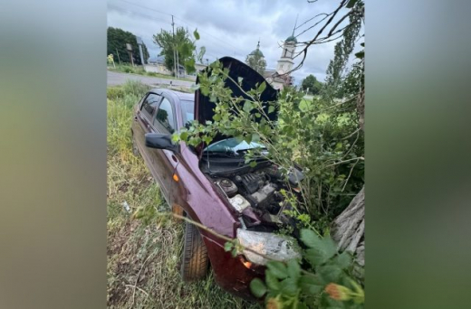 Две девочки пострадали в «Ладе», влетевшей в дерево у воронежского храма