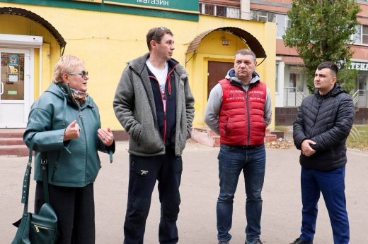 Мэр Сергей Петрин проверил состояние квартала в Советском районе Воронежа после обращения жительницы