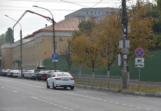 Ловушка для автомобилистов появилась в Воронеже из-за абсурдной разметки и знаков