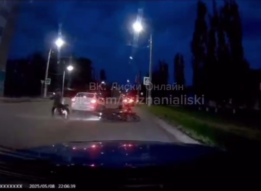 В воронежском райцентре три мотоциклиста устроили странное ДТП с легковушкой