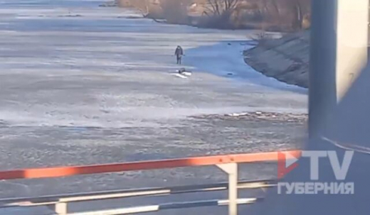 Рыбаки продолжают выходить на тонкий весенний лёд Воронежского водохранилища