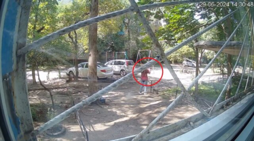 Воронежцы сообщили о женщине с ножом, которая искала кого-то у детской площадки