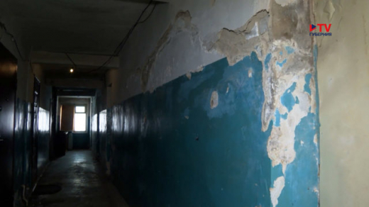 «Жить просто невозможно»: пятиэтажка в Воронеже зарастает плесенью из-за воды в подвале