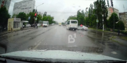 Воронежский маршрутчик проехал на красный свет на глазах у полицейских