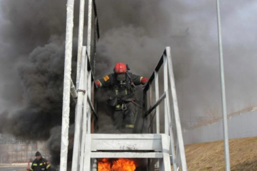 Спасатели вывели 15 человек из горящей многоэтажки в Воронеже