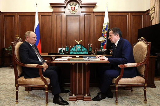 Шоколадки «Алешка» и спад инвестиций – как прошла встреча Владимира Путина с белгородским губернатором