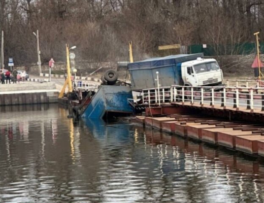 Прицеп фуры упал с моста в Воронежской области