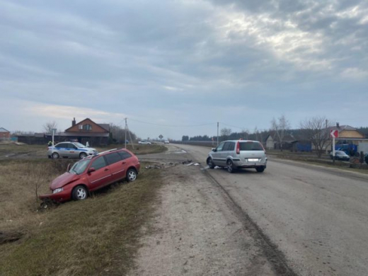 Три человека пострадали при столкновении машин в Воронежской области