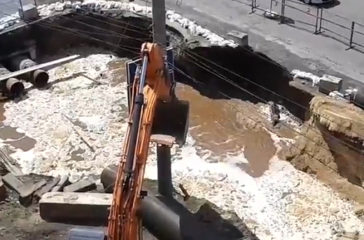 «Делайте джакузи»: на Ленинском проспекте в Воронеже прорвало водопровод