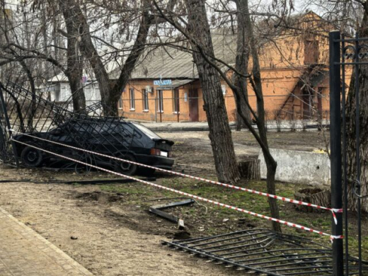 Очевидцы: в Воронеже «чётвёрка» пробила забор детской музыкальной школы