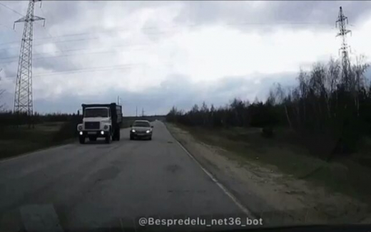 На волосок от гибели. На видео попал опасный манёвр воронежского автомобилиста