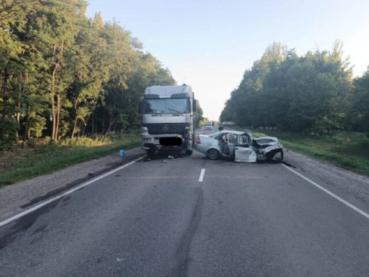 Женщина погибла в лобовом столкновении легковушки с фурой в Воронежской области