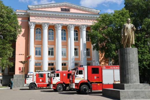 К корпусу воронежского вуза съехалась пожарная техника
