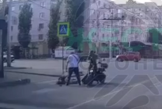 Электромопед сбил девушку на «зебре» в Воронеже: видео
