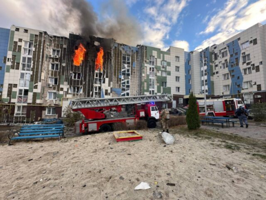 Украинский БПЛА врезался в многоэтажку в Белгороде: загорелись 3 квартиры