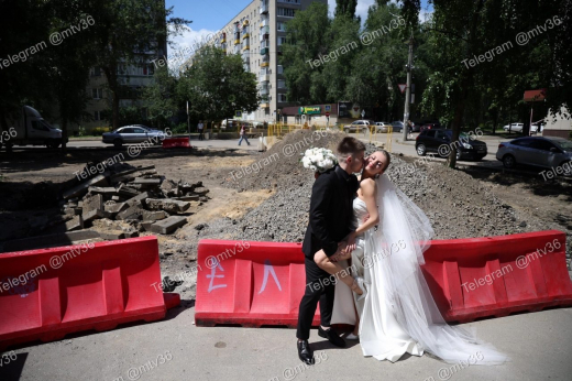 Воронежские молодожёны устроили фотосессию на фоне коммунальных раскопок у ЗАГСа