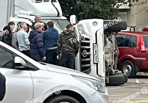 «Лада» опрокинула внедорожник на оживлённом перекрёстке в Воронеже