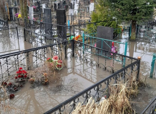 В Воронеже на Левобережном кладбище затопило могилы
