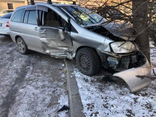 В Воронеже Nissan врезался в дерево после столкновения с Toyota: пострадали женщина и двое детей