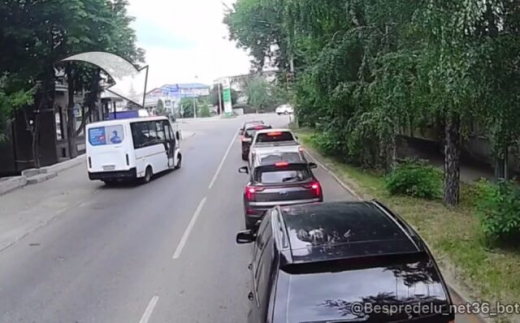 В Воронеже водитель маршрутки прокатился по тротуару и выехал на встречку