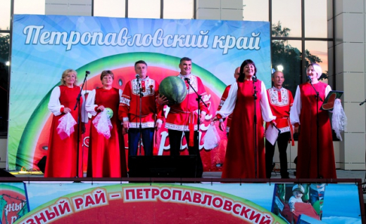 Гигантские плоды поспевают на грядках воронежцев