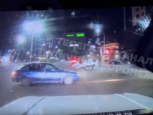 «Вылетел человек»: в Воронеже легковушка перевернулась в результате ДТП на Заставе (ВИДЕО)