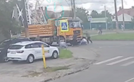 Видео наезда грузовика на двухлетнюю девочку опубликовали в Воронеже