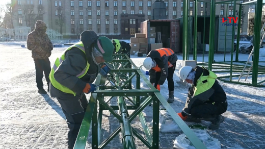 Монтаж новогодней ёлки начали на площади Ленина в Воронеже