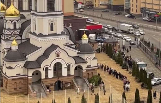 Большая очередь за святой водой в воронежский храм попала на видео