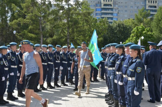 К памятнику «Воронеж – родина ВДВ» возложили цветы и венки