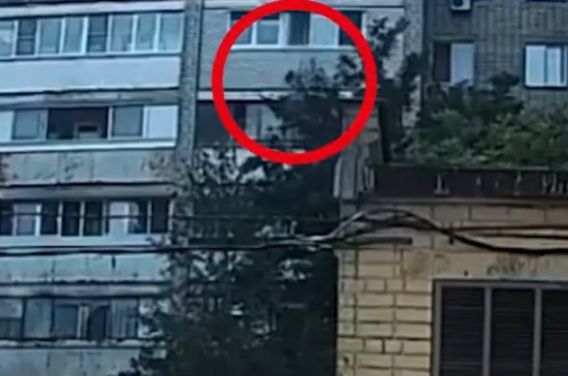 Появилось видео падения ребёнка из окна в Воронеже