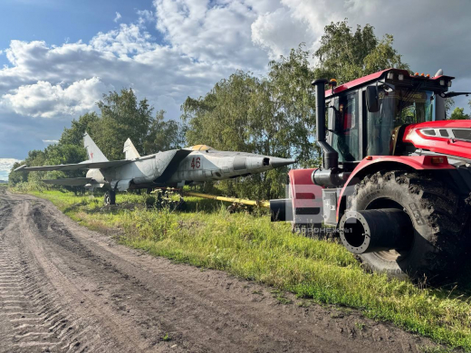 Воронежцы заметили на трассе легендарный истребитель «МиГ-25»