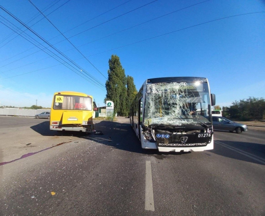 Два пассажира оказались в больнице после столкновения двух автобусов в Воронеже