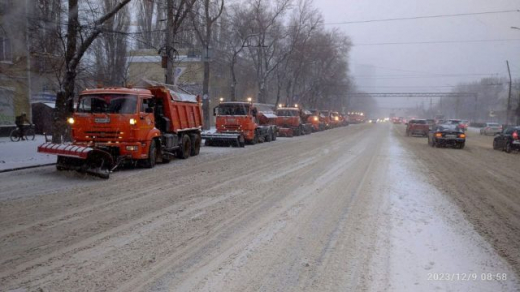 В Воронеже с последствиями метели борются 158 единиц снегоуборочной техники